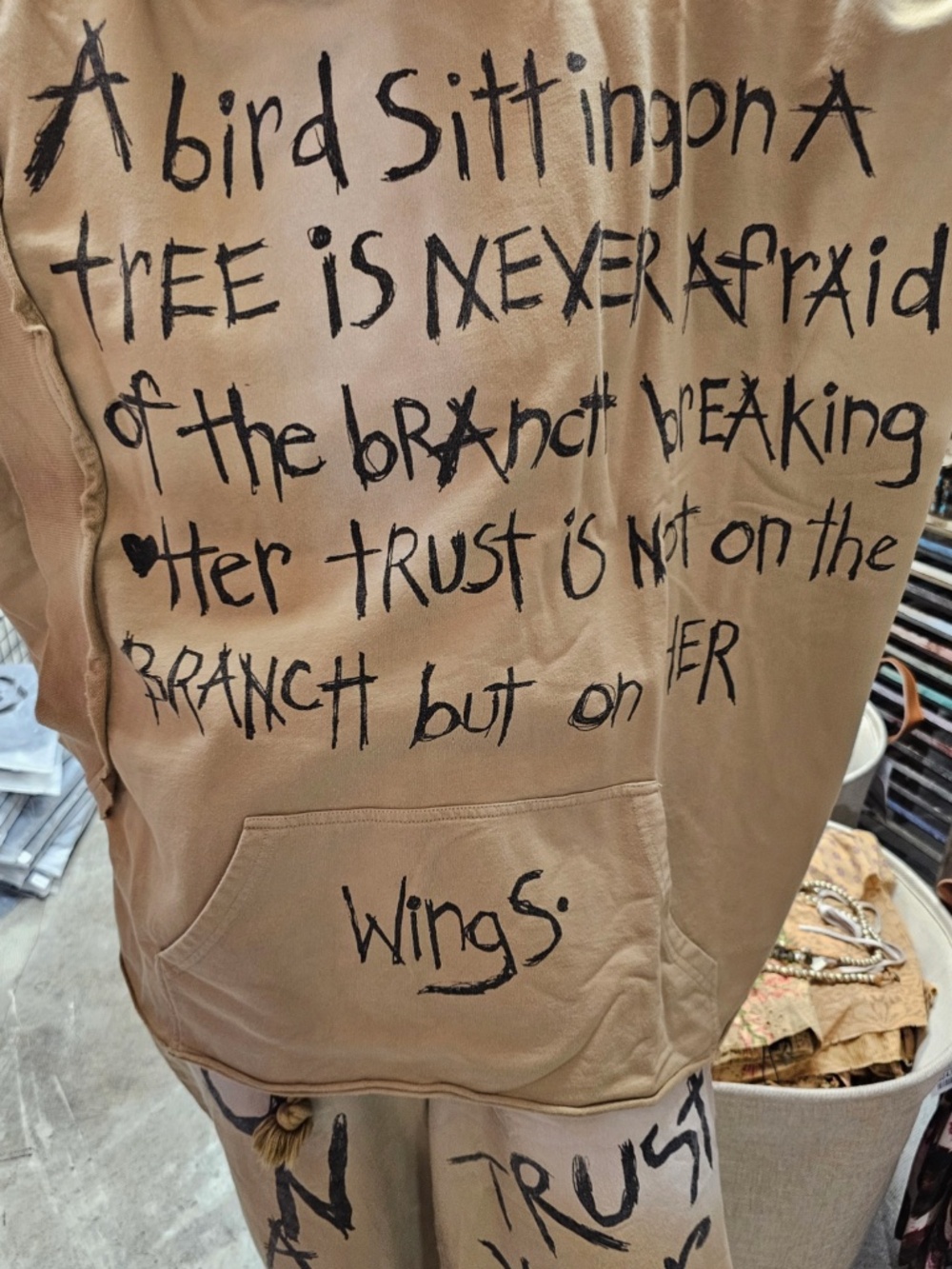 🎉 A RARE BIRD “ WINGS “ A RARE COZY PRINTED HOODIE TOP 66 - Picture 4 of 5